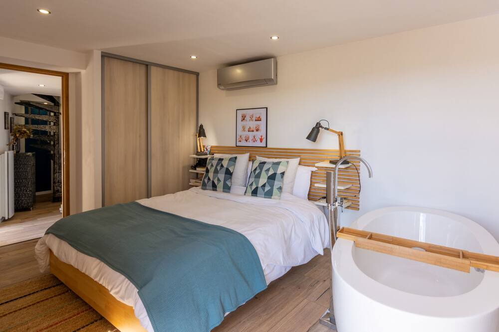 Photo of Bedroom in Jouques