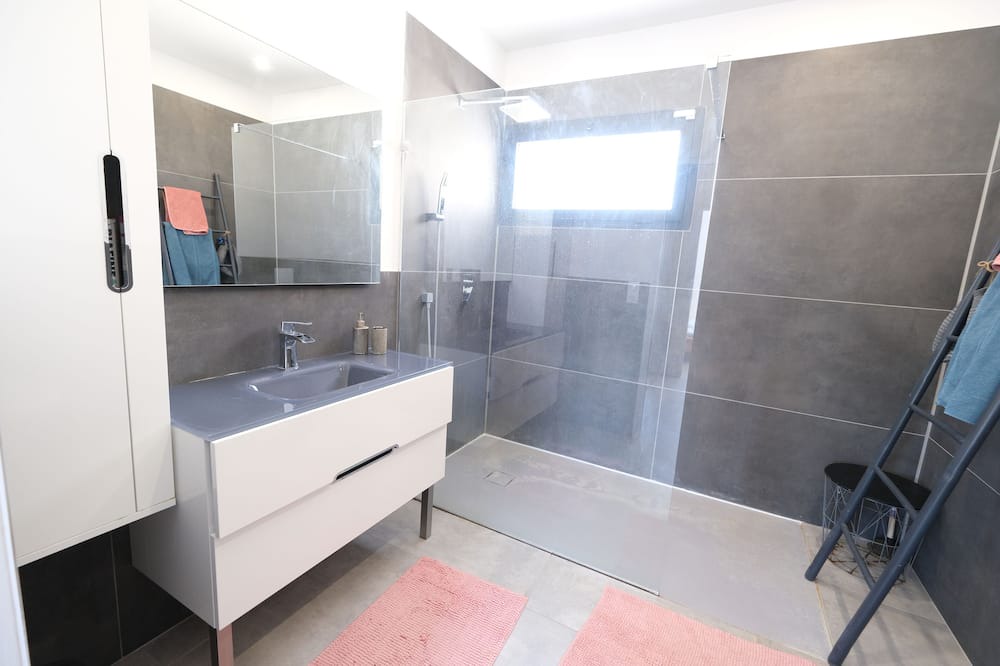 Photo of Bathroom in Chateauneuf-de-Gadagne