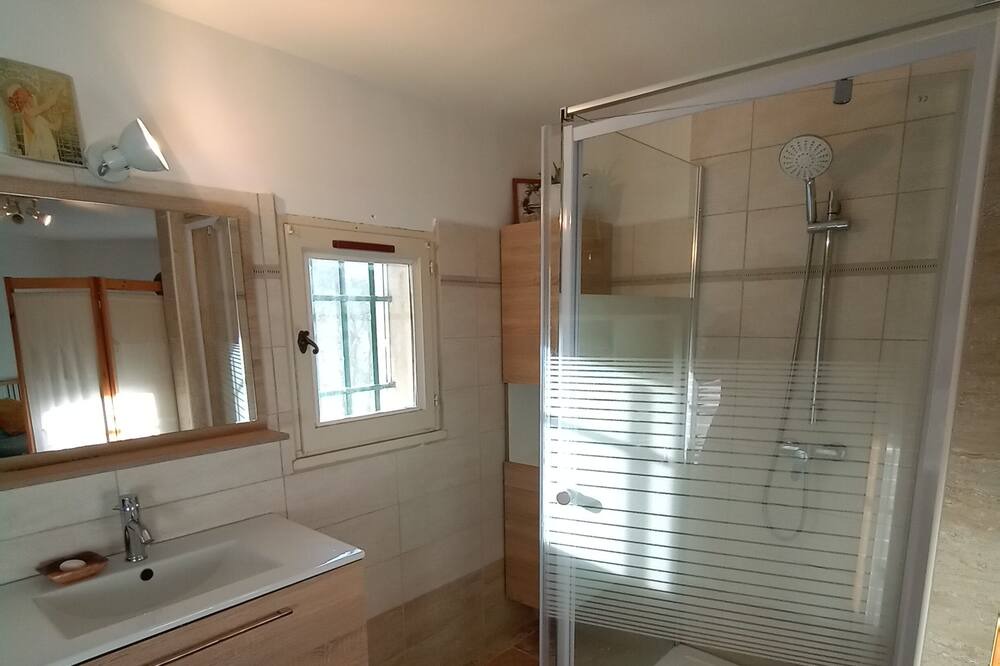 Photo of Bathroom in Saint-Martin-de-Castillon
