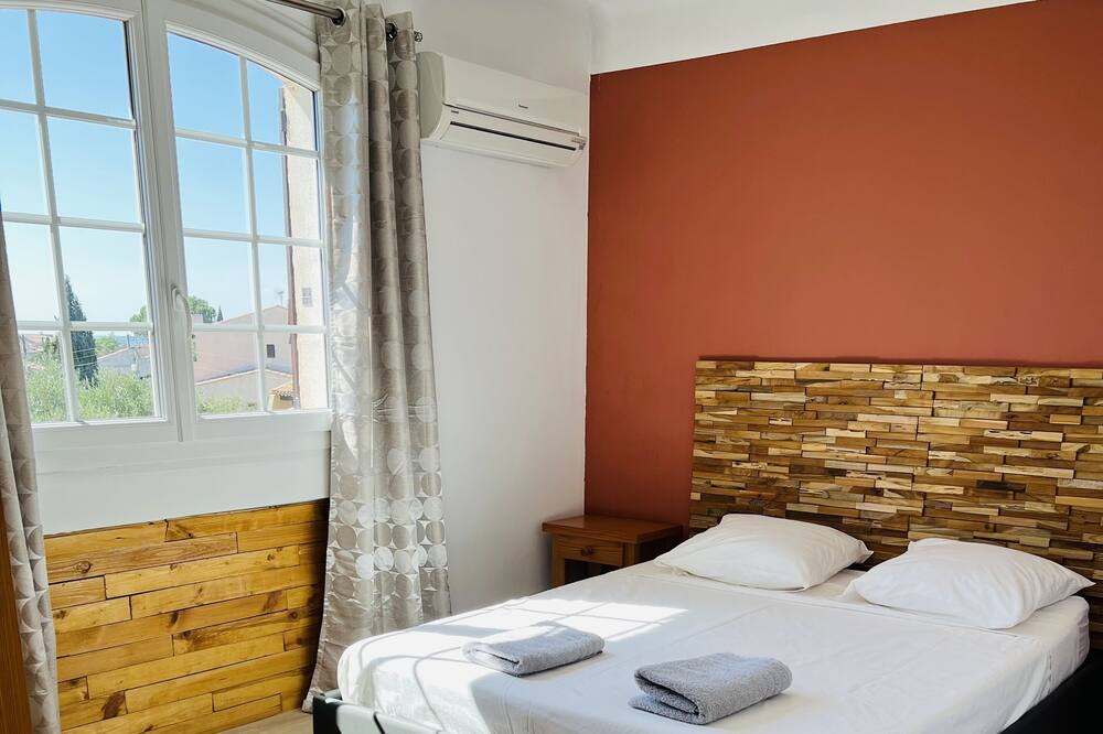 Photo of Bedroom in Saint-Mitre-les-Remparts
