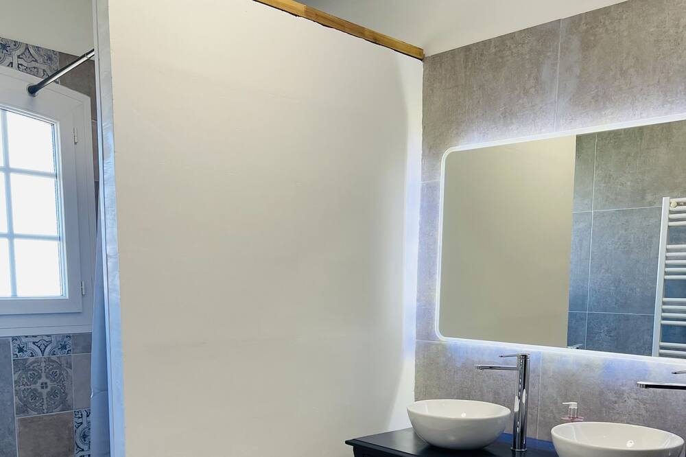 Photo of Bathroom in Saint-Mitre-les-Remparts