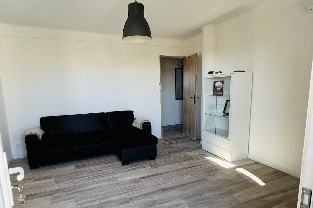Photo of Livingroom in Saint-Mitre-les-Remparts