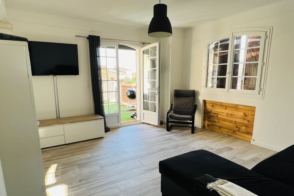 Photo of Livingroom in Saint-Mitre-les-Remparts