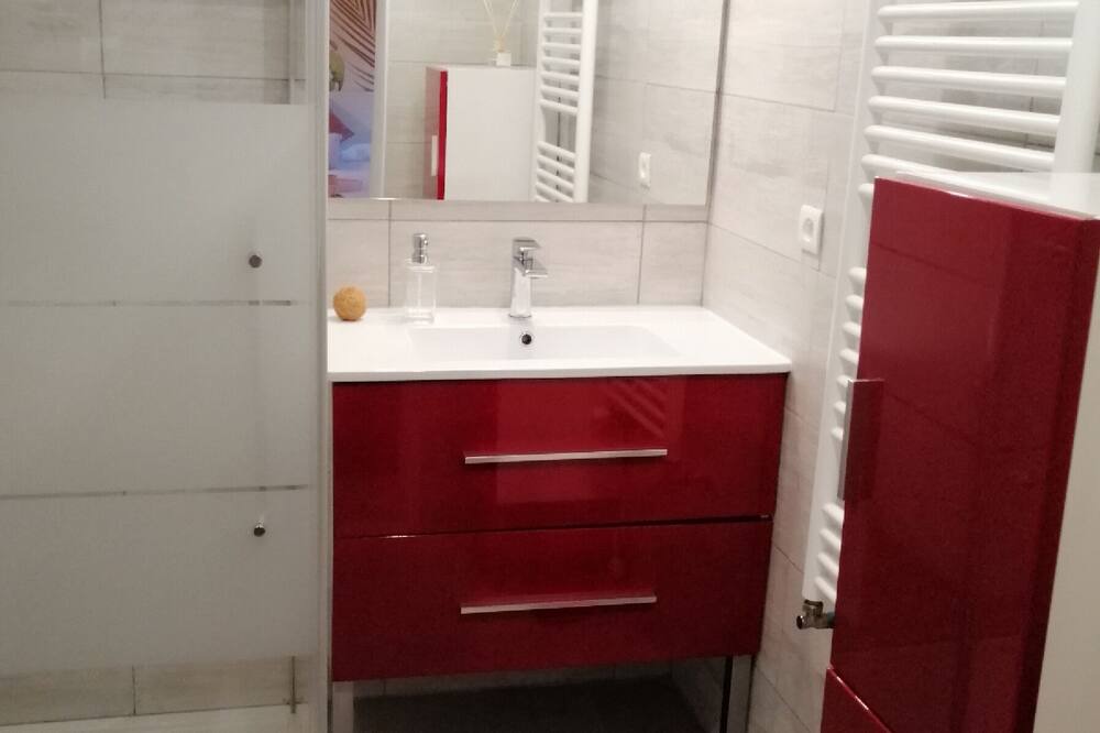 Photo of Bathroom in Figanieres