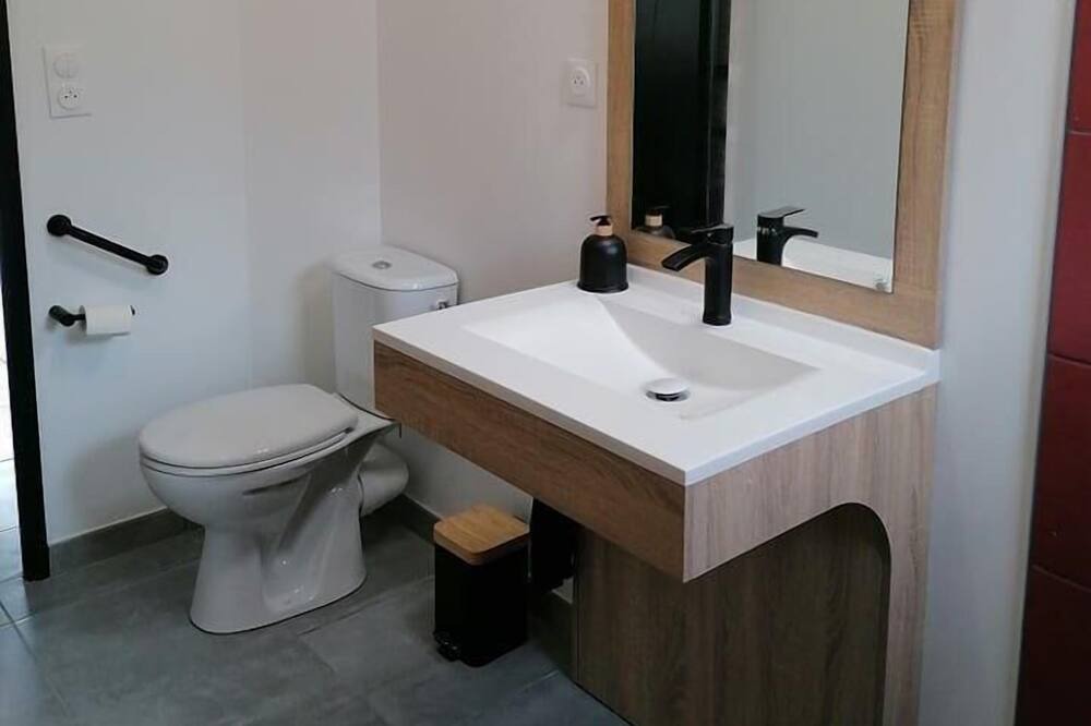 Photo of Bathroom in Plaisians