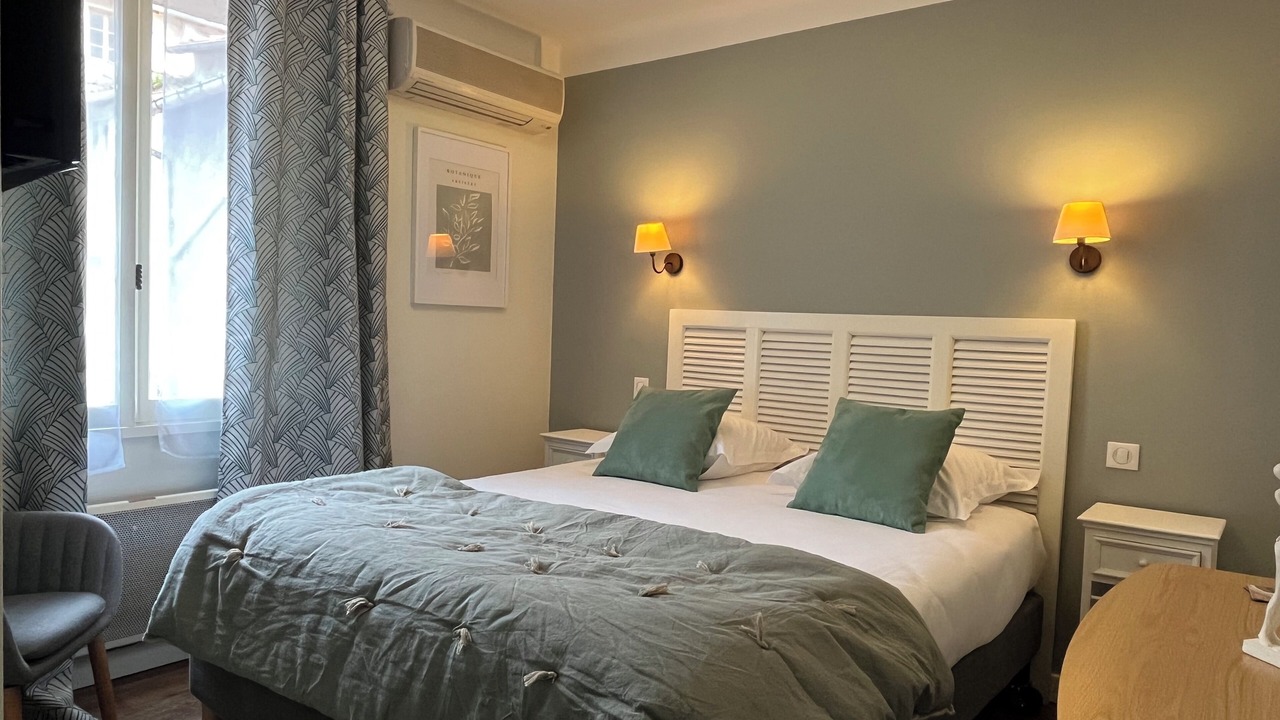 Photo of Bedroom in Orange