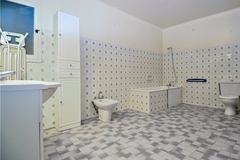 Photo of Bathroom in Laudun