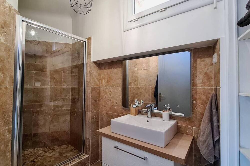 Photo of Bathroom in Chateauneuf-du-Pape