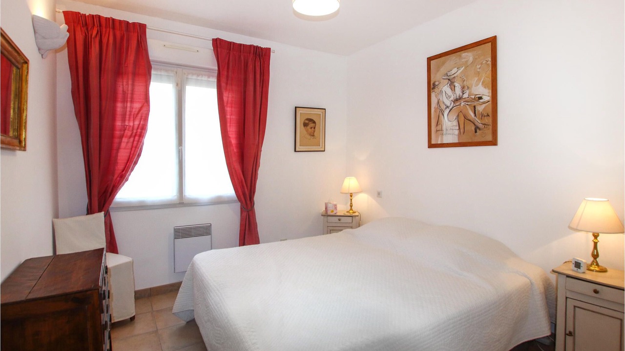 Photo of Bedroom in Orange