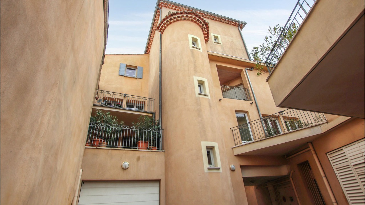 Photo of Outdoor in Orange