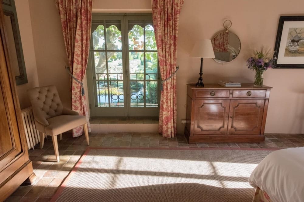 Photo of Bedroom in Noves