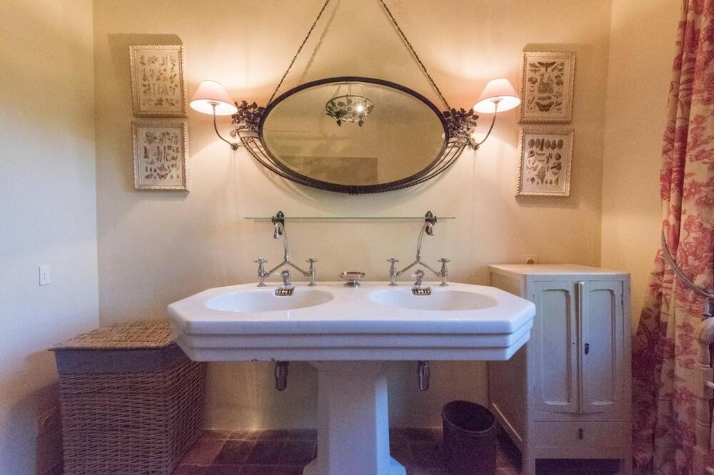 Photo of Bathroom in Noves