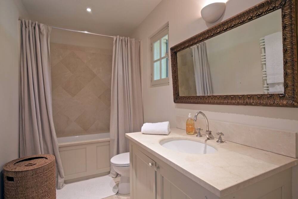 Photo of Bathroom in Molleges
