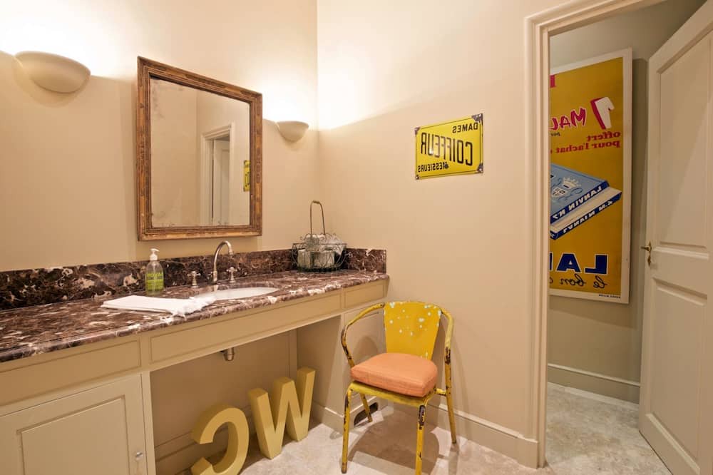 Photo of Bathroom in Molleges