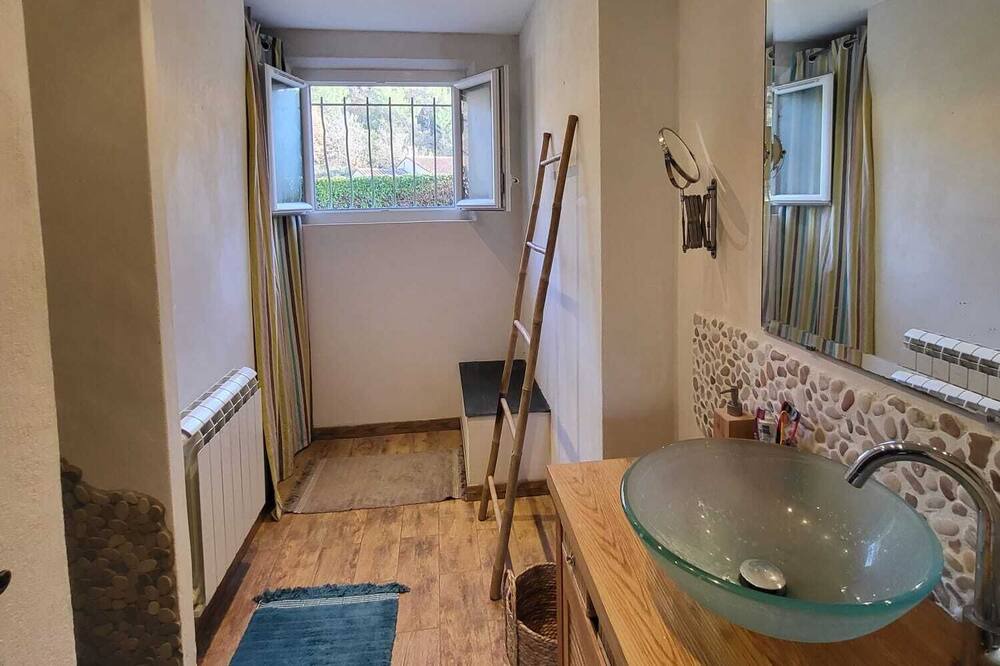 Photo of Bathroom in Figanieres