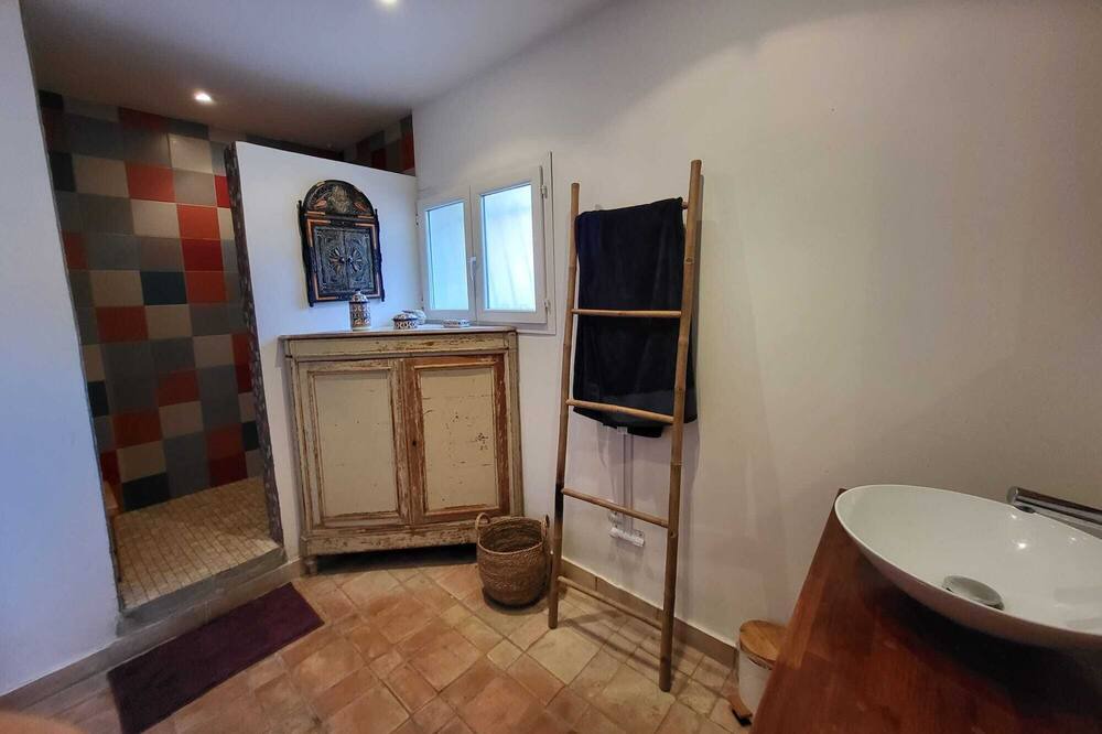 Photo of Bathroom in Figanieres