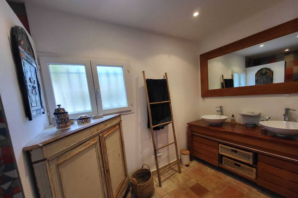 Photo of Bathroom in Figanieres