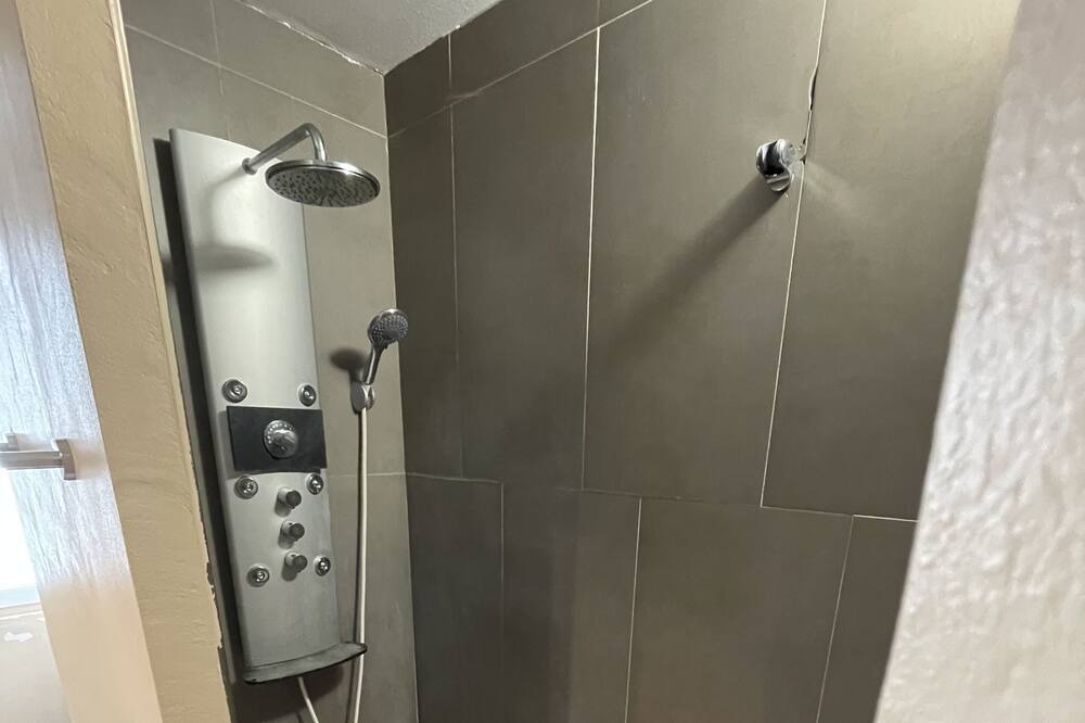 Photo of Bathroom in Montfavet