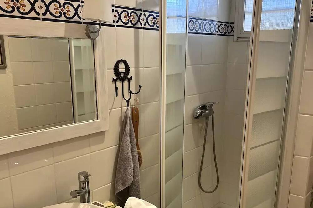 Photo of Bathroom in Saint-Hilaire-d'Ozilhan