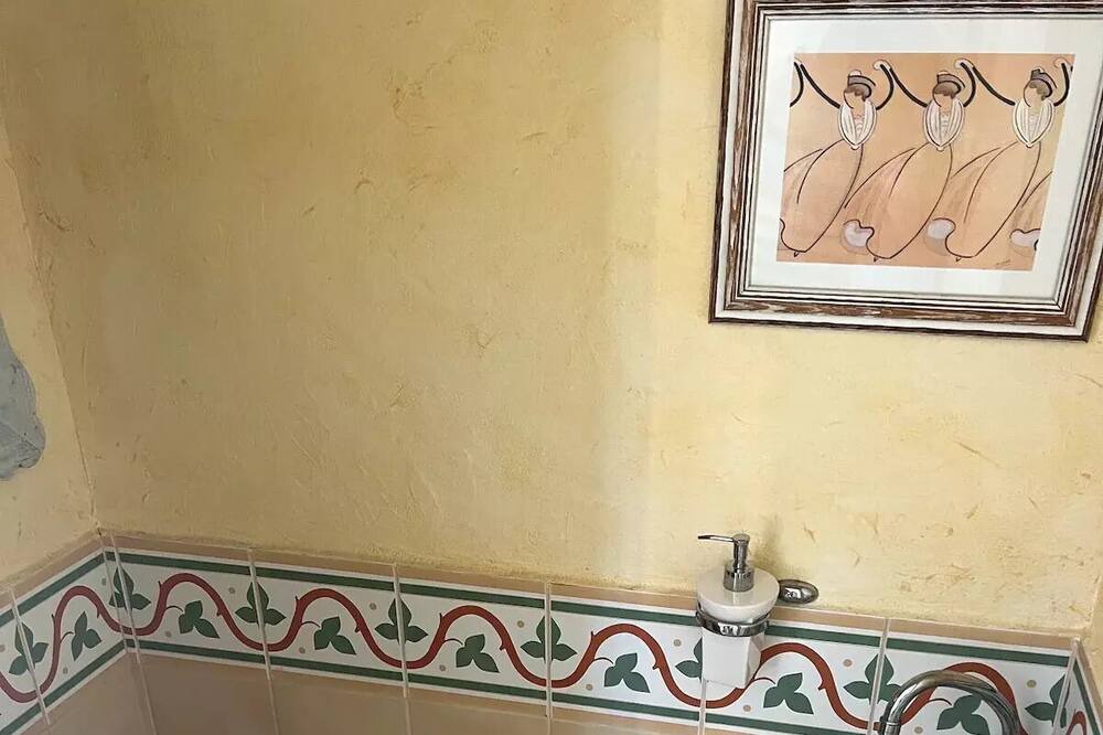 Photo of Bathroom in Saint-Hilaire-d'Ozilhan