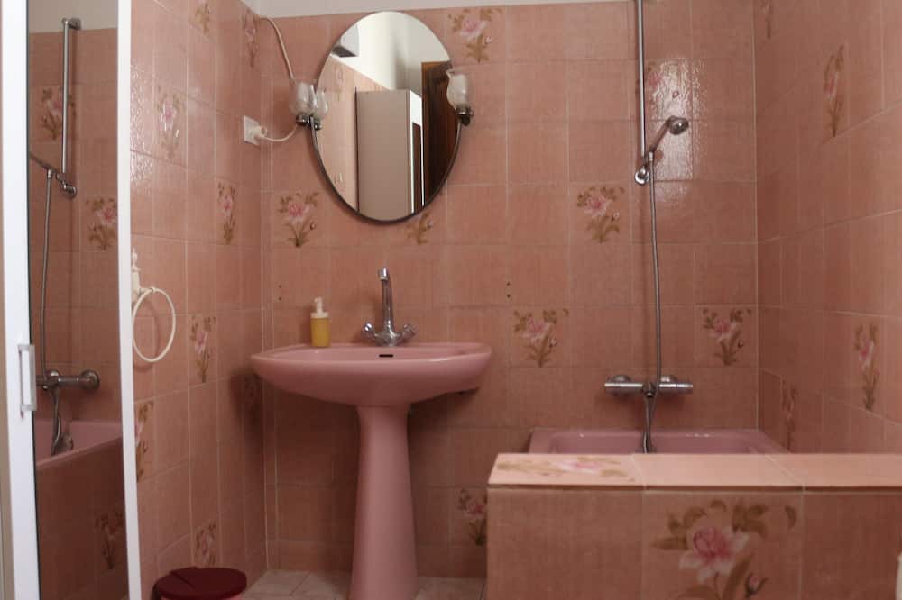 Photo of Bathroom in Gareoult