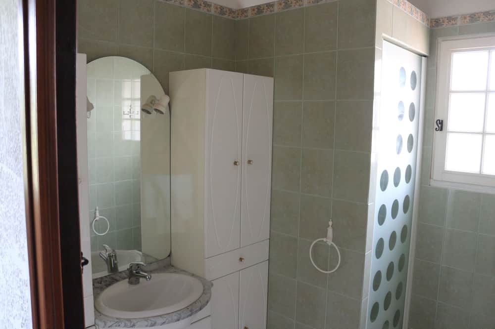 Photo of Bathroom in Gareoult