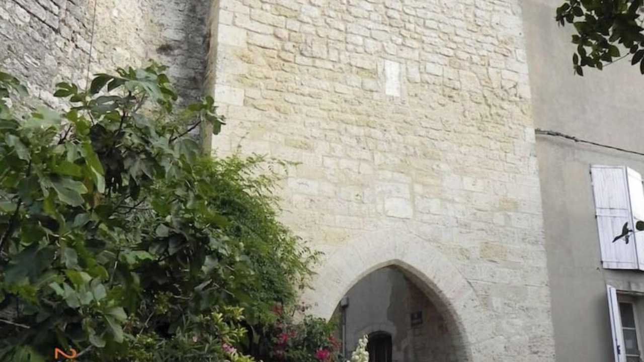 Photo of Buildings in Saint-Mitre-les-Remparts