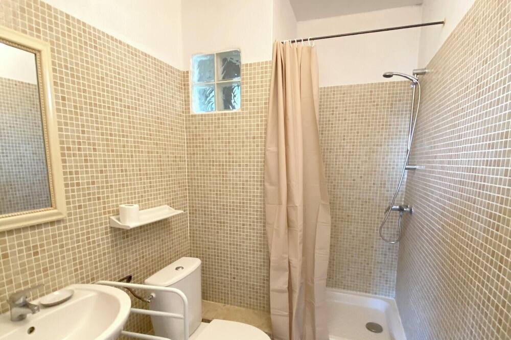Photo of Bathroom in Montfrin