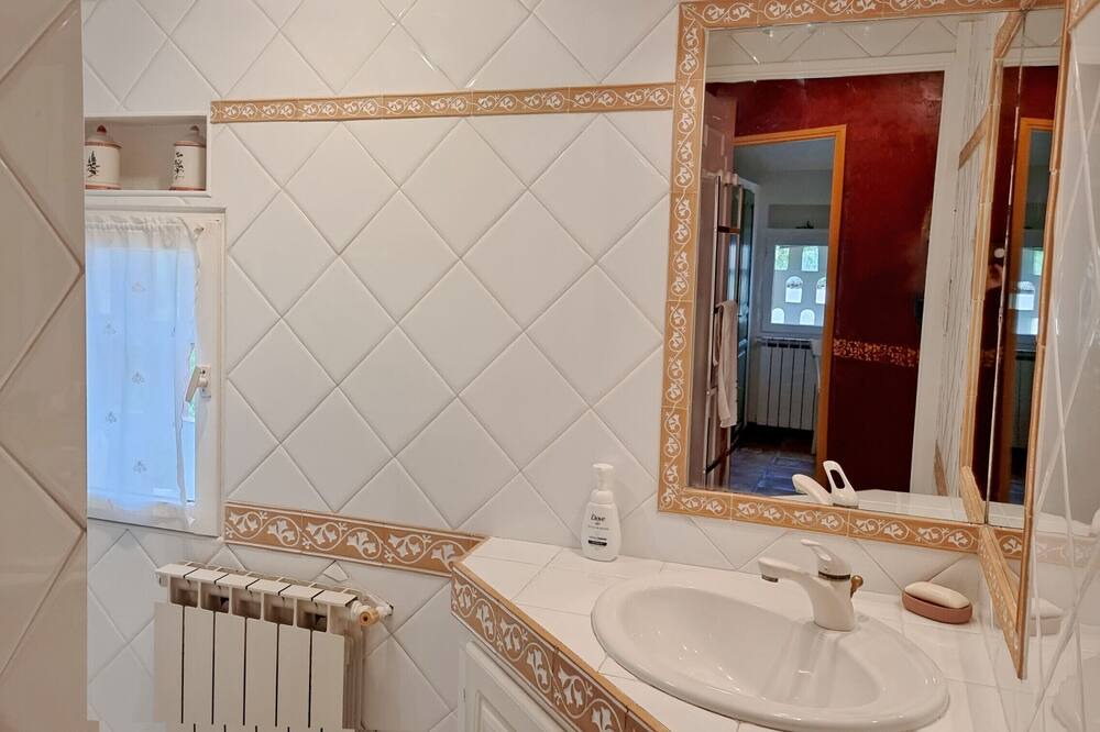 Photo of Bathroom in Malaucene