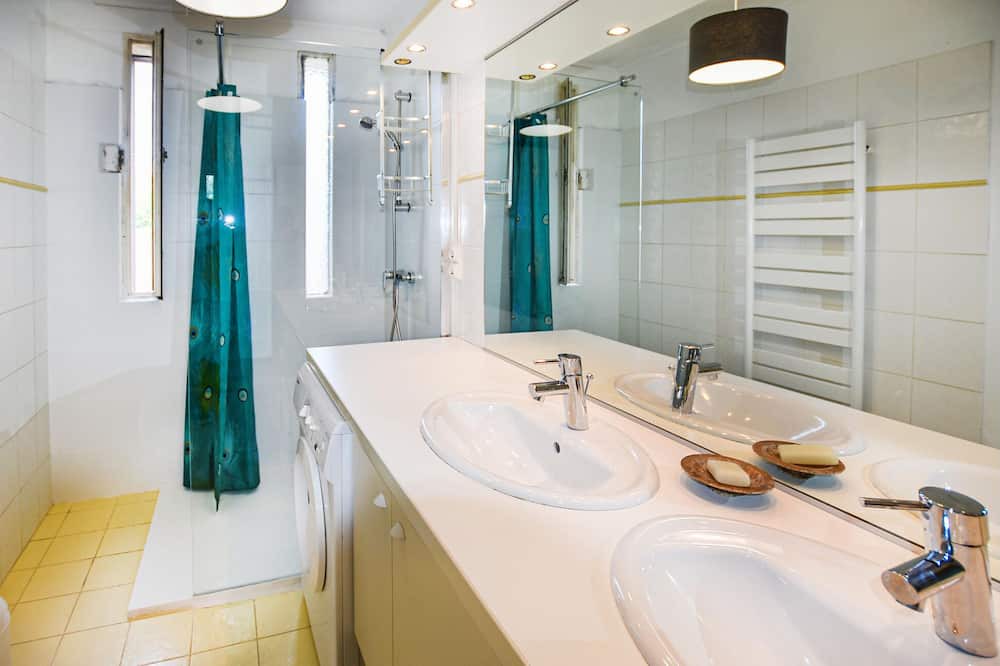 Photo of Bathroom in Montfavet