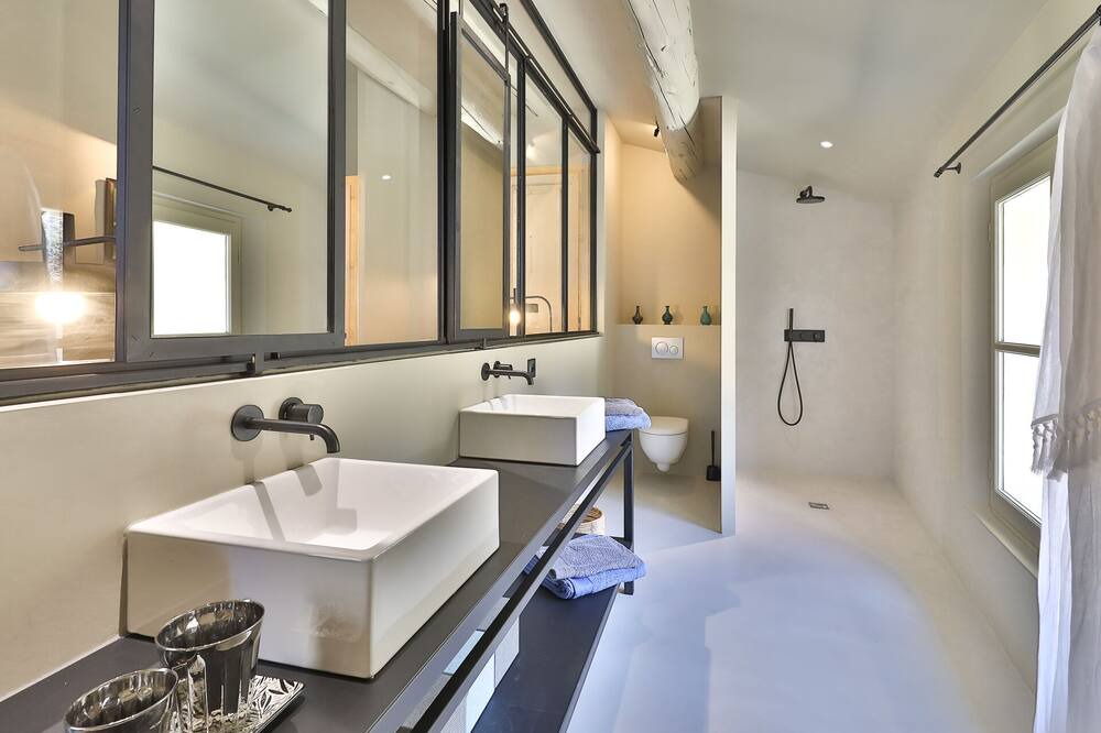 Photo of Bathroom in Malaucene