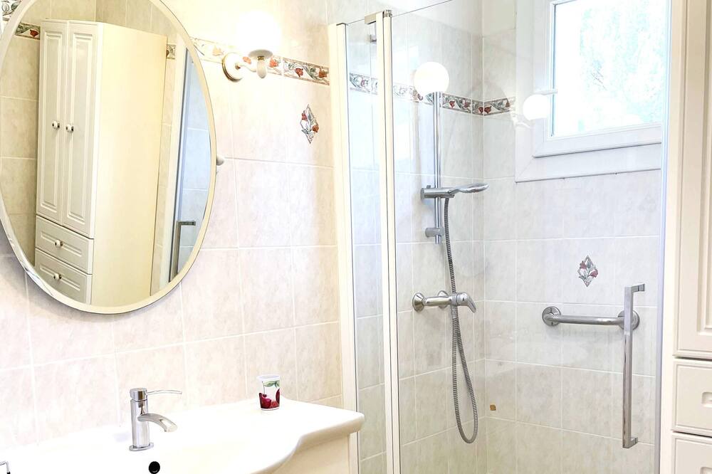 Photo of Bathroom in Sablet