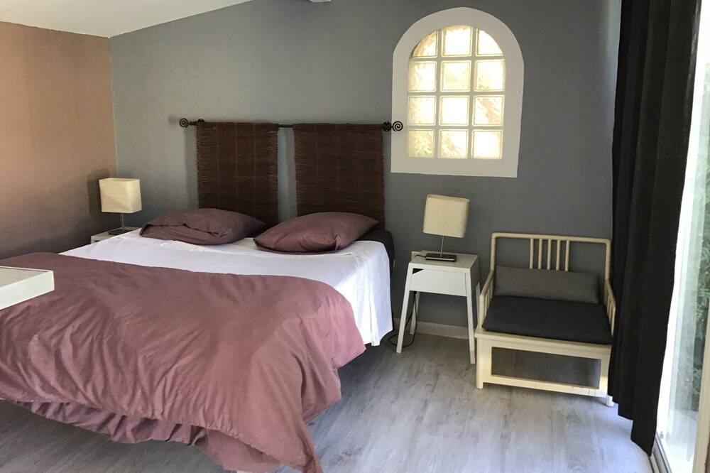 Photo of Bedroom in Ensues-la-Redonne