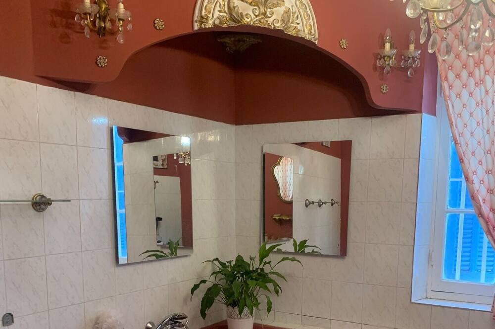 Photo of Bathroom in La Valette-du-Var