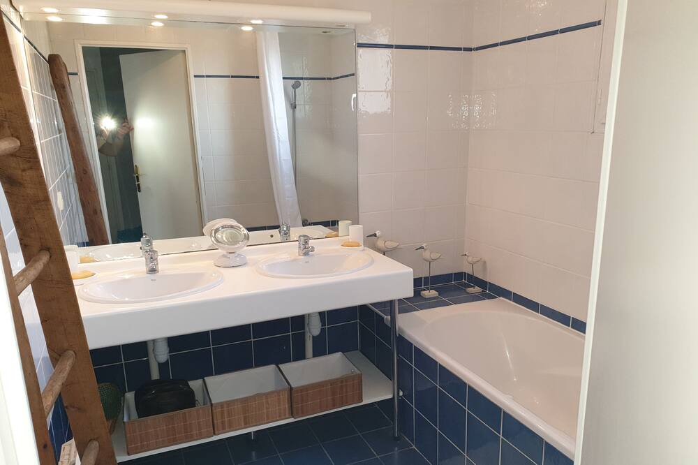 Photo of Bathroom in Morieres-les-Avignon