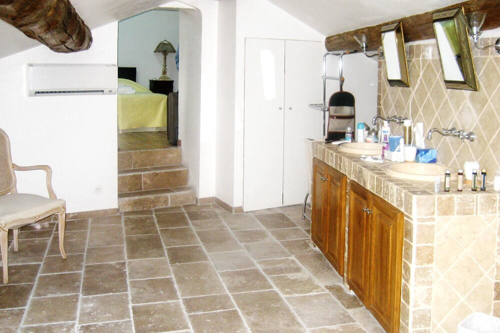 Photo of Bathroom in Molleges