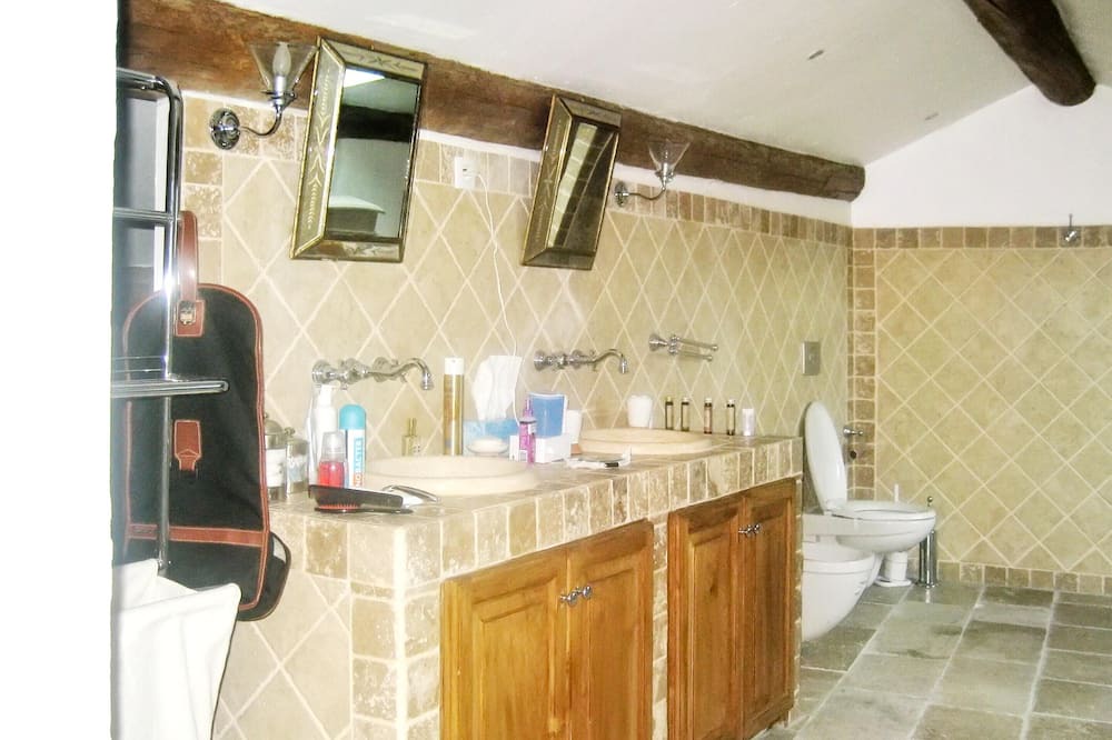Photo of Bathroom in Molleges