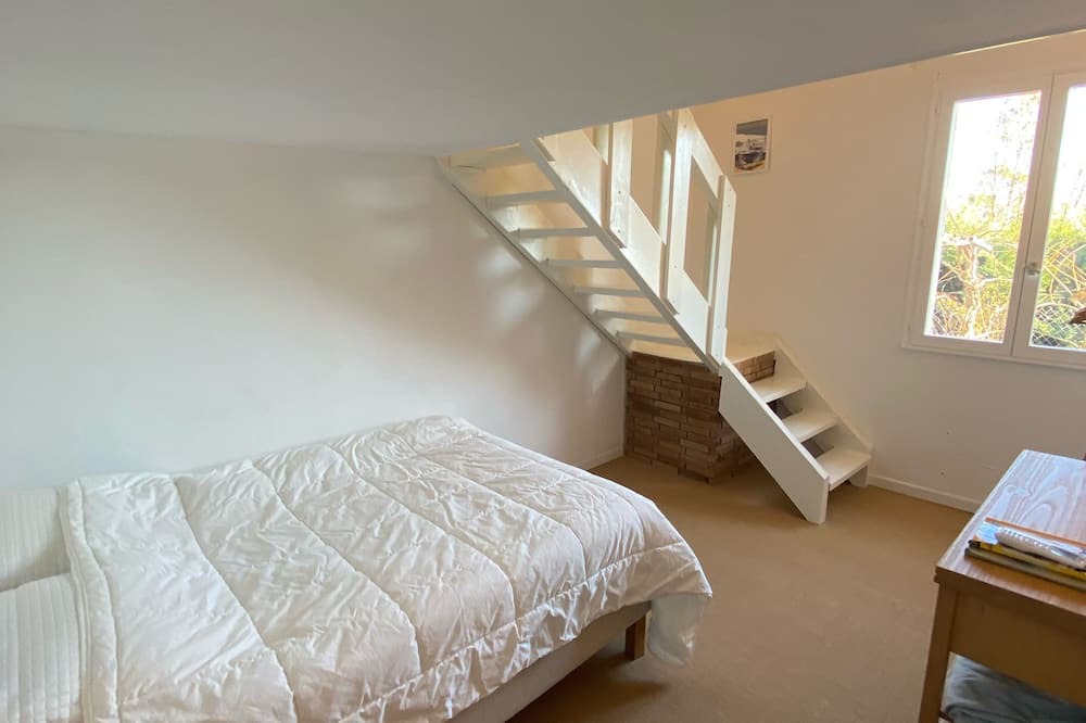 Photo of Bedroom in Saint-Martin-de-la-Brasque