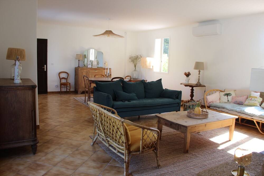 Photo of Livingroom in Saint-Martin-de-la-Brasque