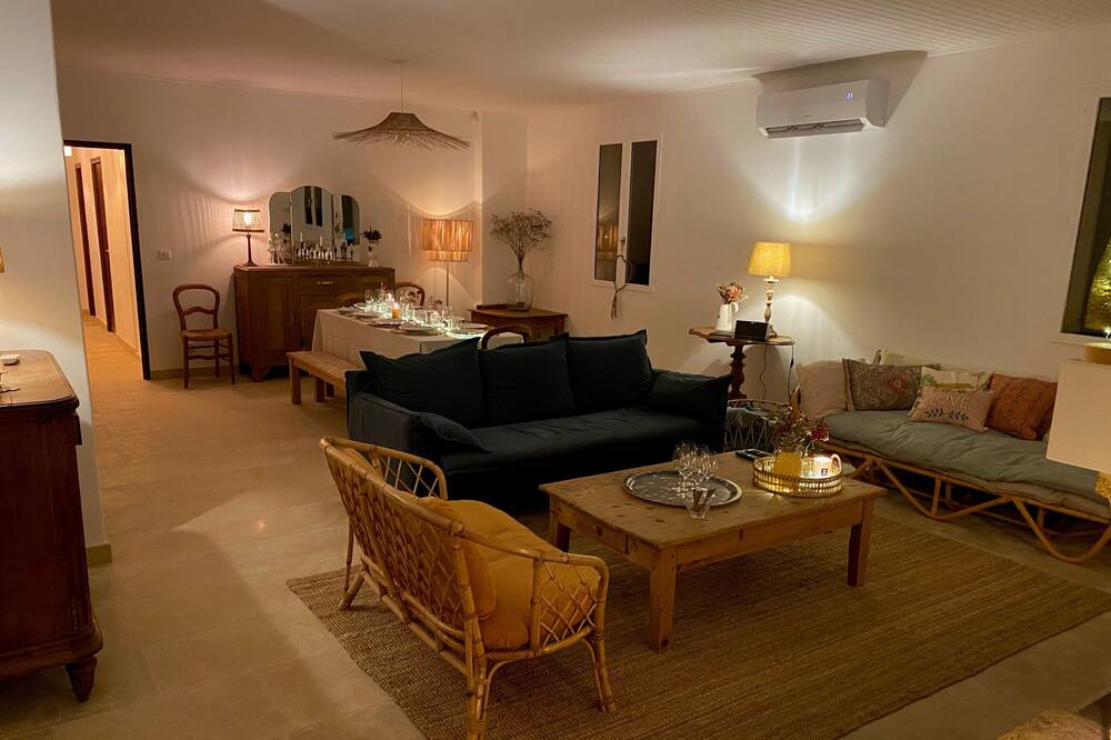 Photo of Livingroom in Saint-Martin-de-la-Brasque