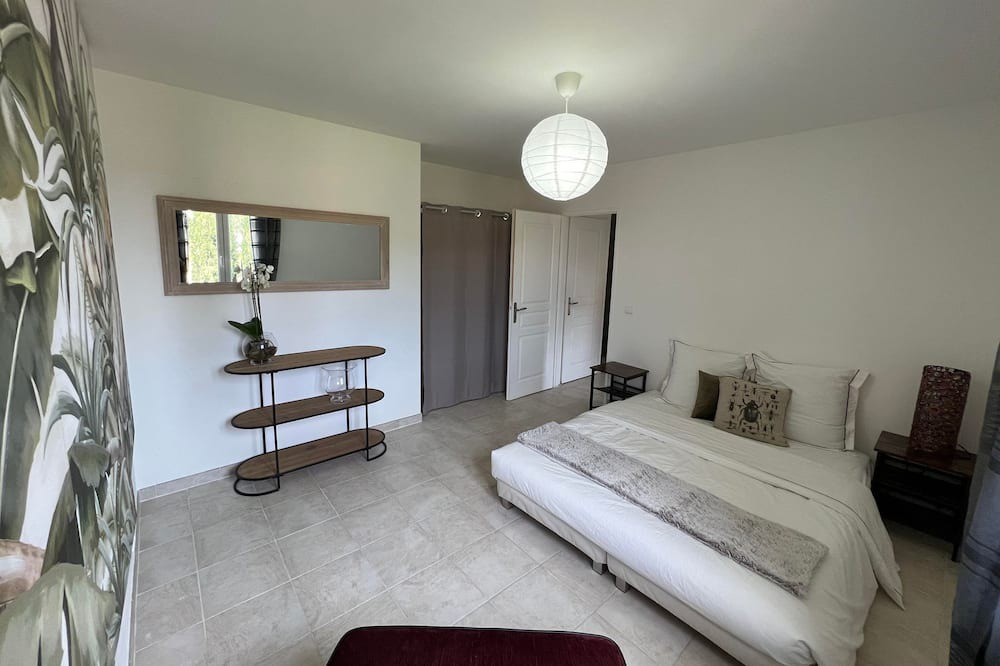 Photo of Bedroom in La Roque-d'Antheron