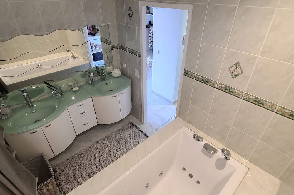 Photo of Bathroom in La Roque-d'Antheron