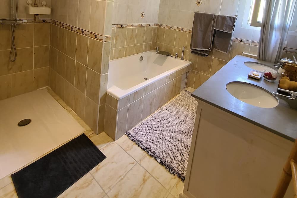 Photo of Bathroom in La Roque-d'Antheron
