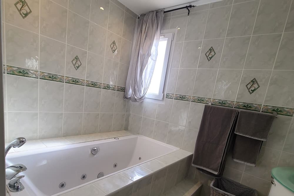 Photo of Bathroom in La Roque-d'Antheron