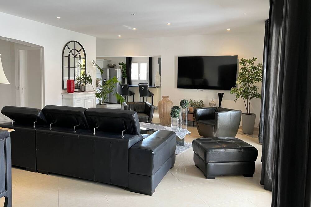 Photo of Livingroom in La Roque-d'Antheron