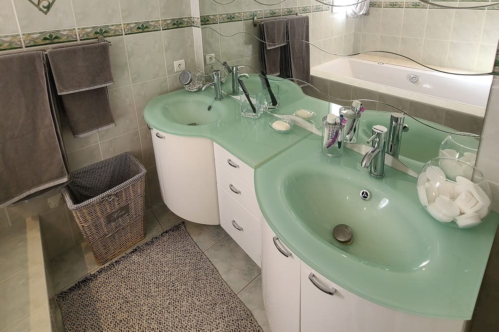 Photo of Bathroom in La Roque-d'Antheron