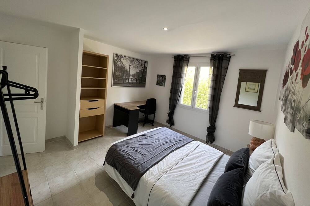 Photo of Bedroom in La Roque-d'Antheron
