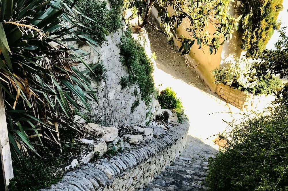 Photo of Outdoor in La Roque-sur-Pernes