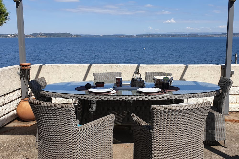 Photo of Patio Balcony in Saint-Mitre-les-Remparts