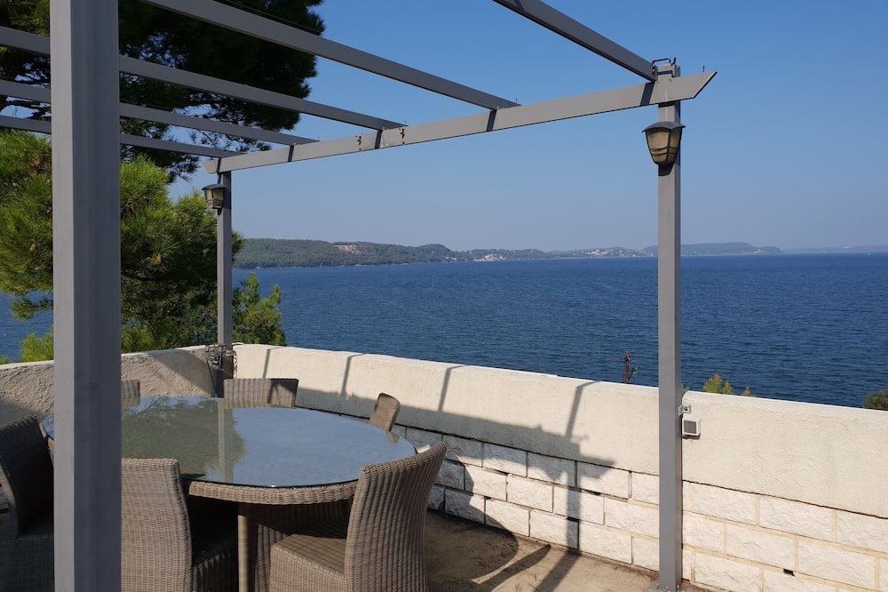 Photo of Patio Balcony in Saint-Mitre-les-Remparts